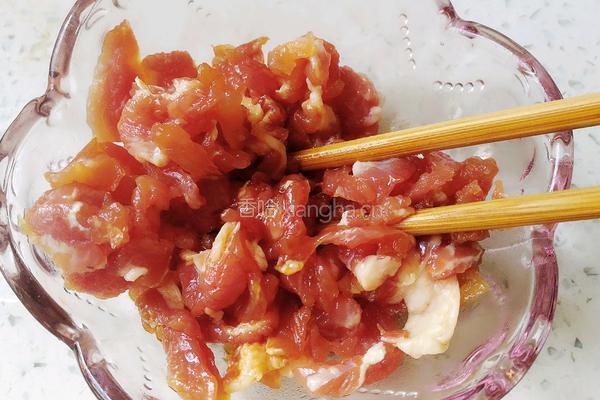 芹菜炒肉丝的做法图解1