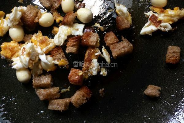 面包粒炒莲子酱蛋的做法图解5