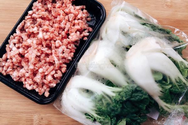 自制肉丸子白菜汤的做法图解1