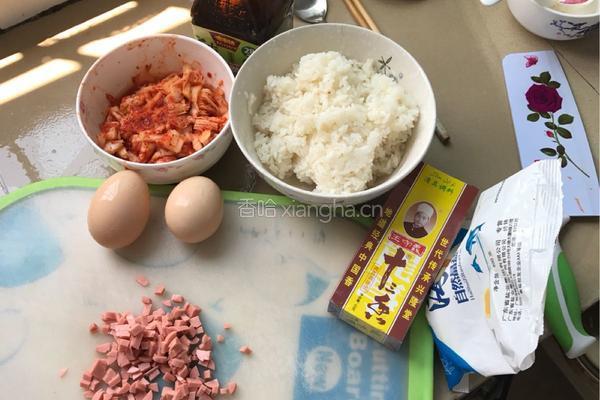 辣白菜炒饭的做法图解1