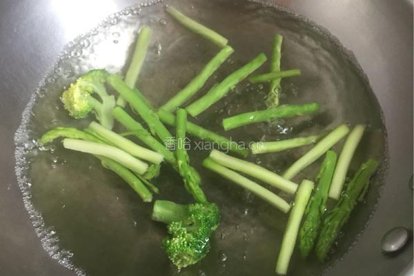 西冷牛排配芦笋袖珍菇的做法图解3