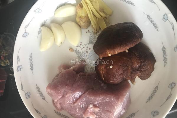 韭黄炒瘦肉的做法图解2