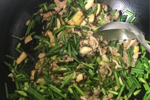 韭黄炒瘦肉的做法图解7