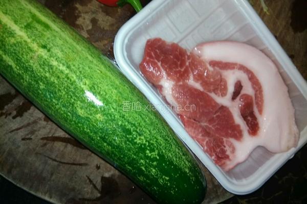 青瓜炒瘦肉的做法图解1