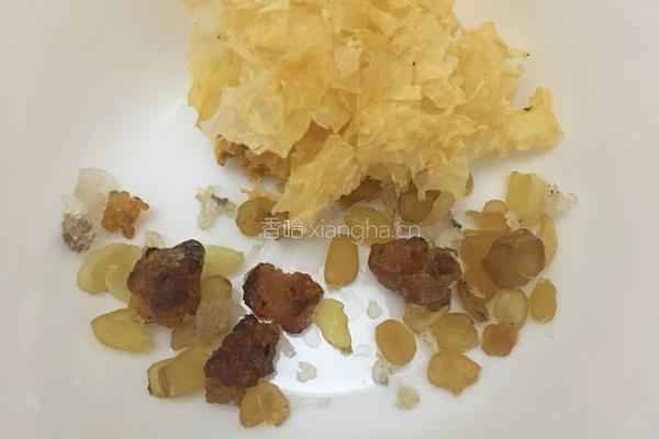 超级美味又易做的夏日饮品：桃胶皂角米雪燕银耳莲子羹的做法图解1