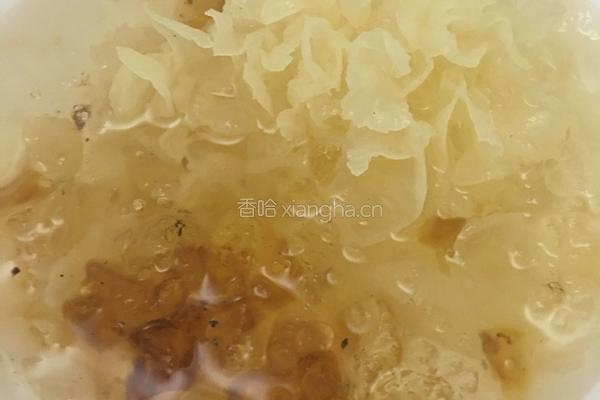 超级美味又易做的夏日饮品：桃胶皂角米雪燕银耳莲子羹的做法图解2