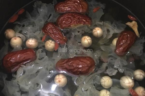 超级美味又易做的夏日饮品：桃胶皂角米雪燕银耳莲子羹的做法图解4