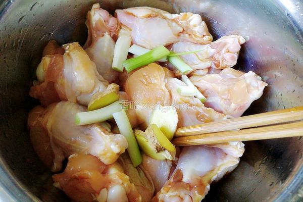鸡翅根炖毛豆的做法图解2