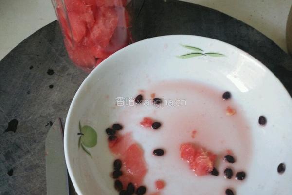 鲜榨西瓜汁的做法图解2