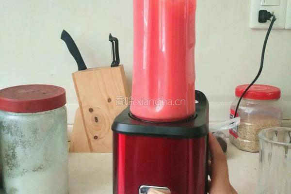 鲜榨西瓜汁的做法图解4