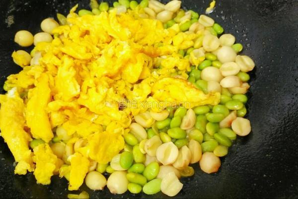 青豆莲子烩鸡蛋的做法图解3
