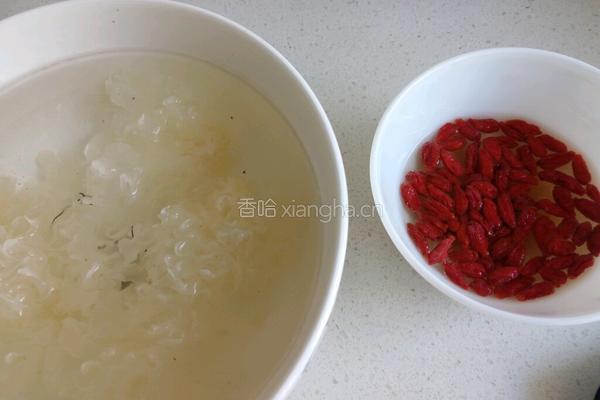 南瓜银耳羹的做法图解1