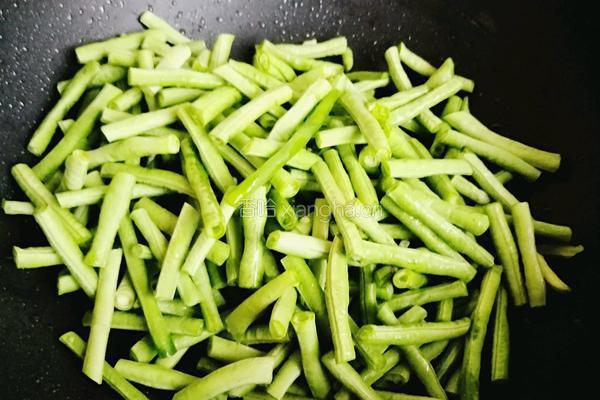 干煸豇豆炒肉片的做法图解5