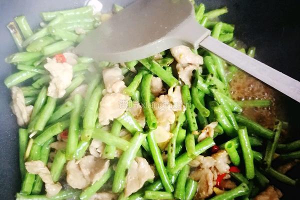 干煸豇豆炒肉片的做法图解7