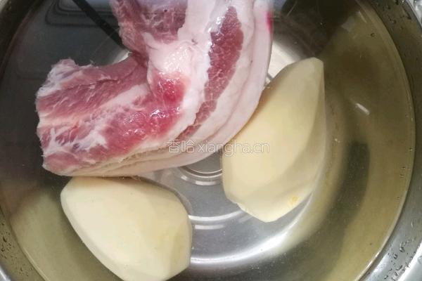 土豆红烧肉的做法图解1
