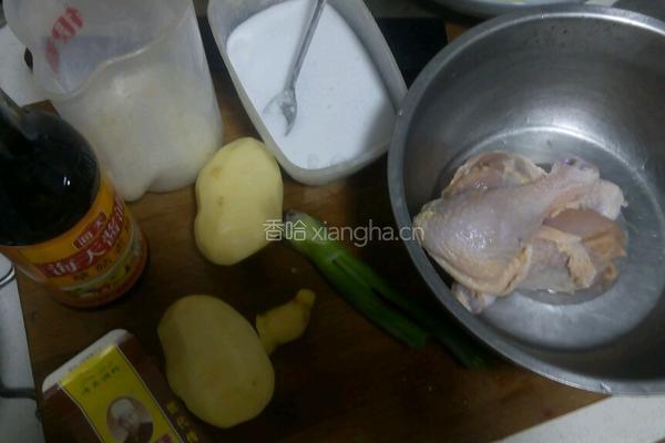 木耳土豆炒鸡的做法图解1