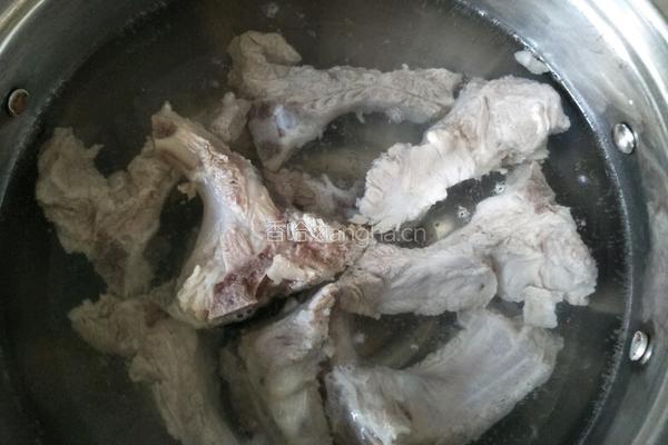排骨浓汤的做法图解2