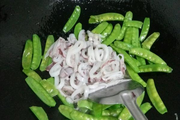 荷兰豆炒鱿鱼的做法图解4