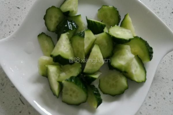 黄杏拌黄瓜的做法图解2