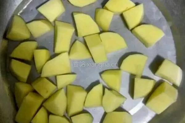 西红柿炒土豆的做法图解1