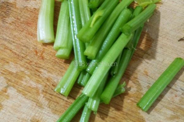凉拌芹菜的做法图解2