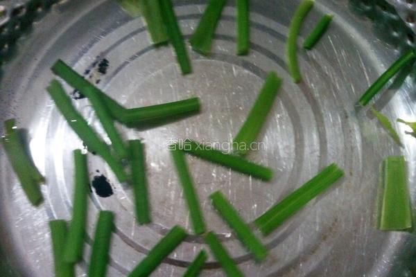 凉拌芹菜的做法图解4