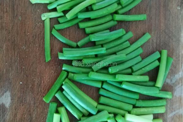 蒜苗炒鸭胸的做法图解2