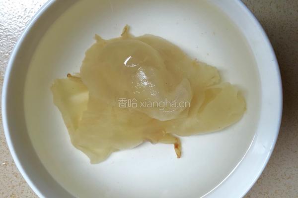 花胶炖鸡汤的做法图解3