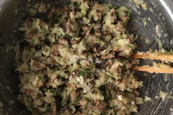 香菇圆白菜虾米包子的做法图解2
