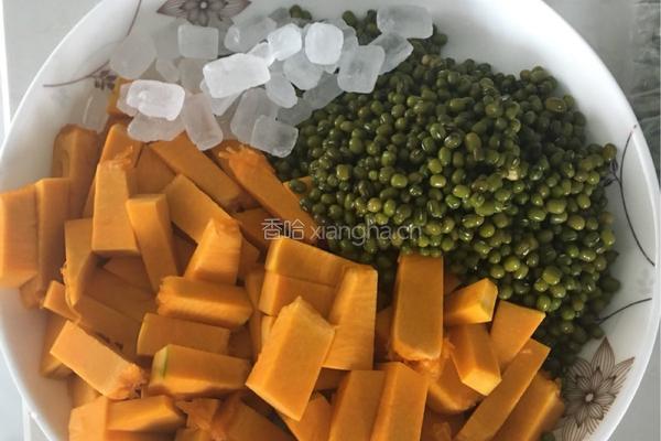 南瓜绿豆汤的做法图解1