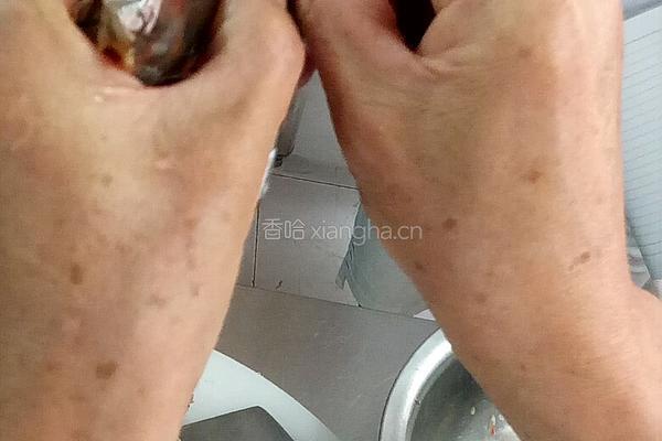 大虾的处理的做法图解3