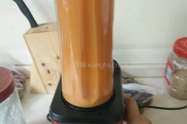鲜榨胡萝卜汁的做法图解2