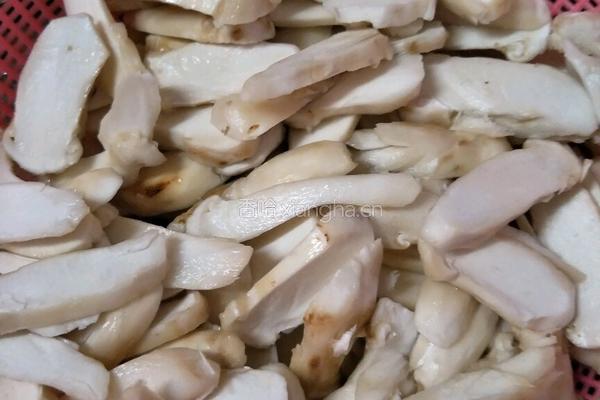 新鲜松茸鲍鱼边鸡汤的做法图解5