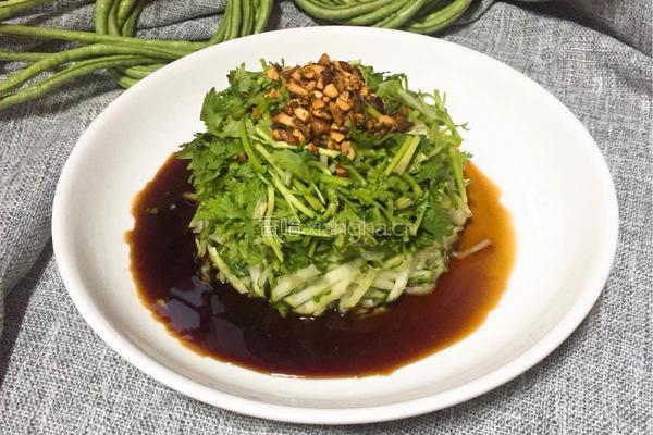 青瓜拌香菜的做法图解8