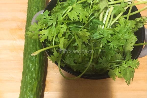 青瓜拌香菜的做法图解1