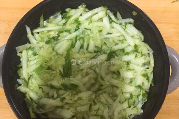 青瓜拌香菜的做法图解4