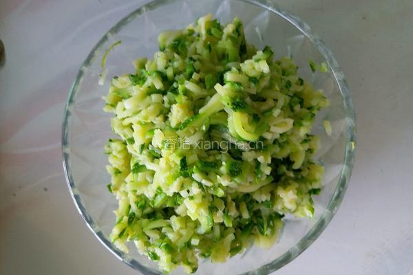 西葫芦馅水饺的做法图解1
