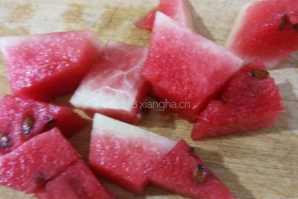 柠檬菊花冰格西瓜饮品的做法图解2