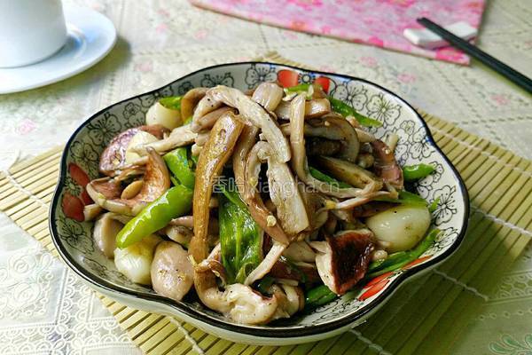 青椒炒野生菌的做法图解11