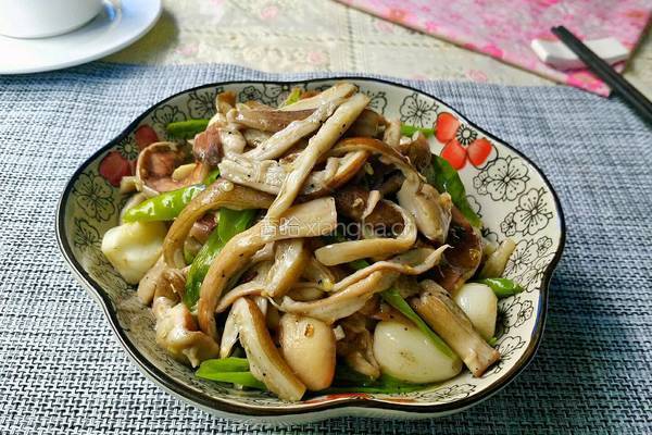 青椒炒野生菌的做法图解1
