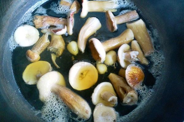 青椒炒野生菌的做法图解5