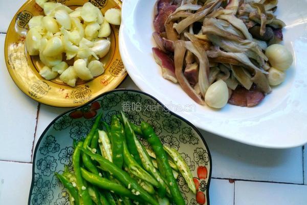 青椒炒野生菌的做法图解6
