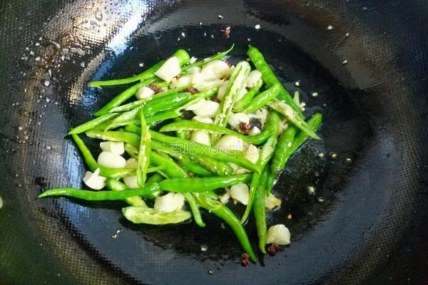 青椒炒野生菌的做法图解8