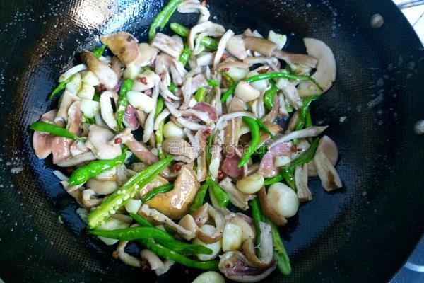青椒炒野生菌的做法图解10
