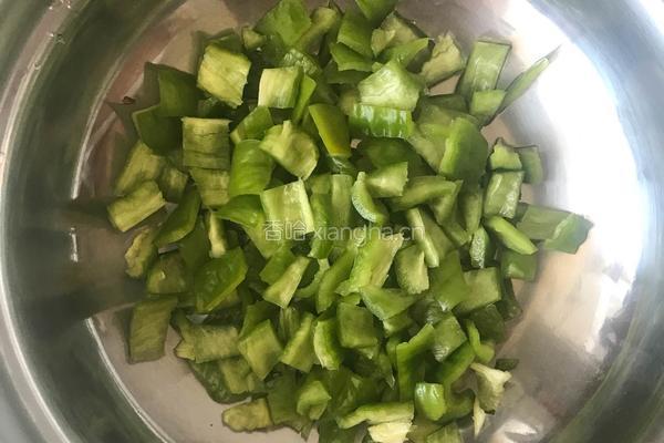 鸡丁大杂烩的做法图解3
