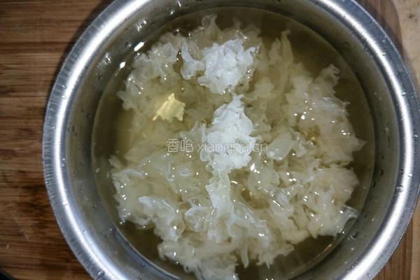 红枣银耳梨汤的做法图解1