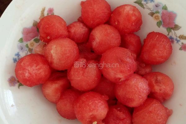 冰爽西瓜球 的做法图解2