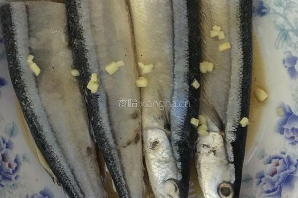 干烧秋刀鱼的做法图解1