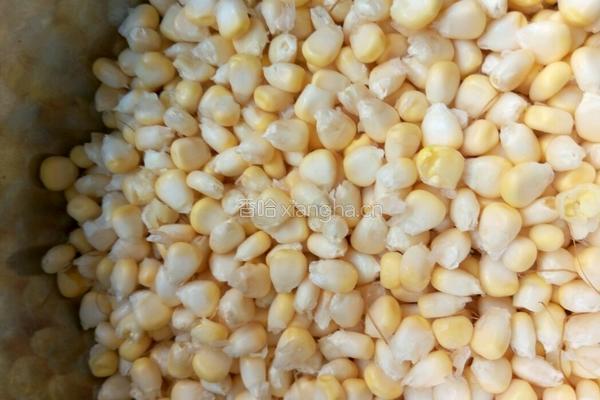 奶香糯米玉米饼的做法图解1