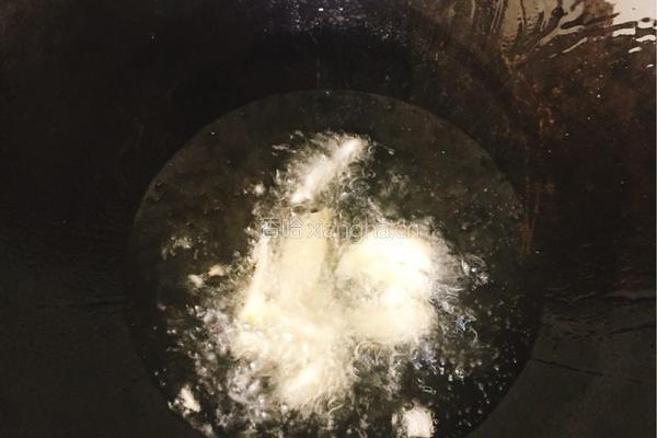 土豆丁炒毛豆子的做法图解2